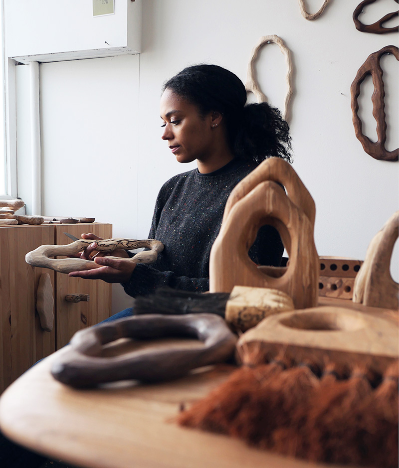  En kvinna bär på spaltrat trä